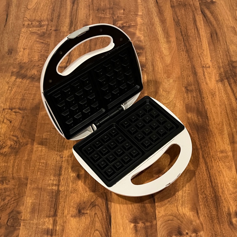 Toastmaster Belgian Waffle Maker - 2-Section - Electric - Model TWB2032T